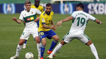 Perea, del C&aacute;diz, ante Barrag&aacute;n y Ra&uacute;l Guti, del Elche.