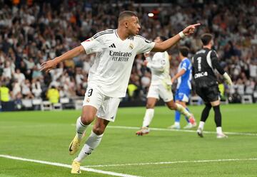 2-0. Kylian, celebra el segundo tanto señalando a Jude Bellingham por su asistencia en el gol del jugador francés.