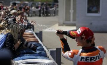 Dani Pedrosa en el podio del GP de la República Checa celebrando su victoria