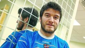 <b>ANIMADO. </b>Samuel ve la luz al final del túnel y, por ello, está contento. Sobre todo porque ve bien al equipo y que, en poco tiempo, podrá contribuir a intentar el órdago granota: el ascenso. El asturiano trabaja duro en La Calderona para que su reincorporación se produzca cuanto antes, con el respaldo de su familia y sus compañeros, dentro del buen ambiente del vestuario. En la imagen superior, el centrocampista posa para nuestro fotógrafo; en las inferiores, trabajando en la piscina, el gimnasio y leyendo la crónica del lunes de AS.