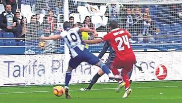 Penalti no pitado a Florín, una de las quejas arbitrales del Deportivo.