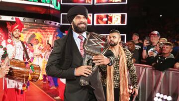 Jinder Mahal posa con el cintur&oacute;n de campe&oacute;n de WWE.