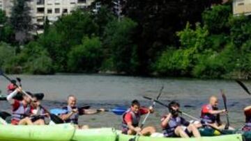 El Sporting tiñe de rojiblanco el río Sella