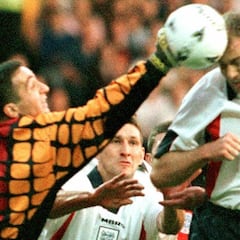 Shearer teme sufrir demencia por los remates de cabeza