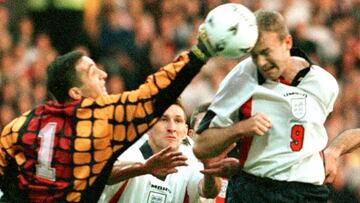 Alan Shearer remata de cabeza con Inglaterra en un partido contra Georgia de clasificaci&oacute;n para el Mundial de Francia 98.