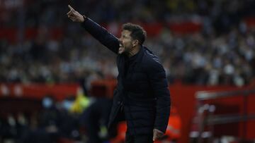 Simeone gesticula durante el partido contra el Sevilla.