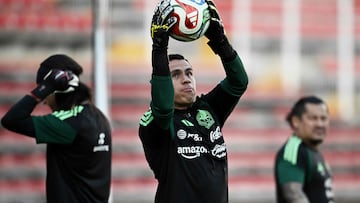 Javier Aguirre, tranquilo en la portería “juegue quien juegue”