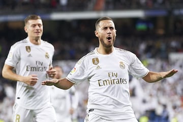 
Eden Hazard hizo correr multitud de ríos de tinta antes de fichar por el Real Madrid. El belga tenía la vitola de crack mundial al haber hecho de la Premier su jardín con el Chelsea. Sin embargo, nada fue como se esperaba. El estado de forma del futbolista en las dos primeras temporadas estaba a años luz de lo esperado. Llegó lesionado y se perdió los tres primeros partidos. Mala señal. En su primera temporada vestido de blanco fue en la que más jugó (1.545’) con un gol y siete asistencias. Una aportación paupérrima para su calidad y precio. Las lesiones en tobillo, pie y peroné impidieron ver la continuidad deseada.
El segundo curso de blanco lo comenzó con una forma física más que discutida. Esta vez fueron las lesiones musculares las que le llevaron a bajar de los mil minutos entre todas las competiciones (896’) en la 20/21. La subida de minutos fue ligera en la 21/22 (903’) y se desplomó del todo en su último año como profesional (392’) al ser un fijo del banquillo. Acordó con el Real Madrid su salida un año antes de lo que decía su contrato y se retiró con 32 años.
