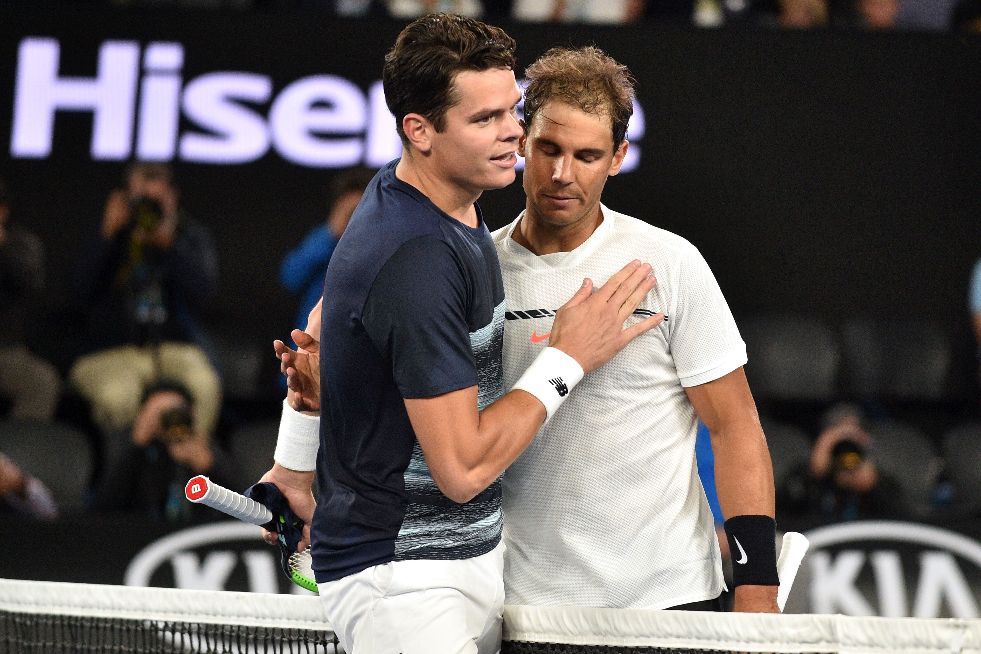 El canadiense Milos Raonic y el español Rafa Nadal se saludan tras su partido en el Open de Australia 2017.