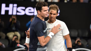 El canadiense Milos Raonic y el español Rafa Nadal se saludan tras su partido en el Open de Australia 2017.