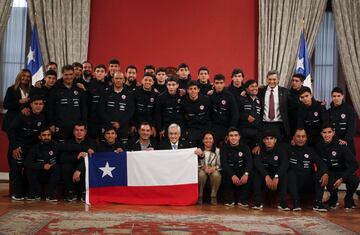 El Presidente de la República, Sebastián Piñera, junto a la Ministra del Deporte, Pauline Kantor, recibe a la Selección Masculina Sub 17 de Fútbol, que clasificó al próximo Mundial de Brasil.
