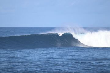 Ahmed Erraji practicando bodysurf en la ola gigante de La Santa (Lanzarote).