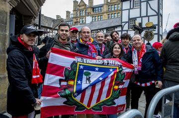 Un gran número de aficionados del Atlético de Madrid han dado color en el día de hoy a las calles de la ciudad inglesa a la espera del partido de cuartos de esta noche.