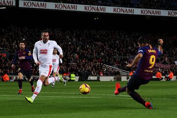 El jugador del Barcelona Luis Suárez marca el 1-0 al Eibar. 