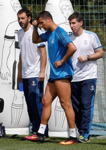 Cristiano Ronaldo leaves training after the collision with Casilla in training today.