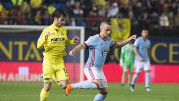 Stanislav Lobotka conduce el bal&oacute;n ante Manu Trigueros, futbolista del Villarreal.
