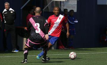 Hoy 1 de noviembre los veteranos del Torrejón y del Rayo Vallecano han goleado a la ELA en un partido solidario disputado en el Campo Municipal Las Veredillas.