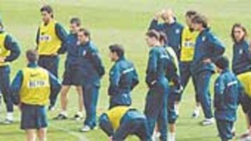 <b>CARAS TRISTES</b>. Los jugadores del Atlético, con caras tristes, en la sesión de entrenamiento de ayer en Majadahonda.