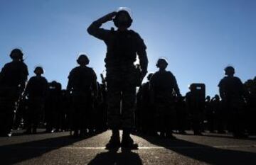 Soldados del Batallón de Operaciones Especiales del Distrito Federal llevan a cabo un simulacro en la sede de la Policía Militar en Brasilia como parte de las medidas de seguridad antes de la Copa Confederaciones.