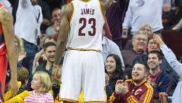 LeBron James lo celebra con el público.