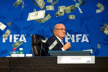 FIFA GATE. El 27 de mayo de 2015 detuvieron a siete dirigentes de FIFA, aunque la Fiscalía de EE.UU. acusó a catorce personas: nueve de la FIFA y cinco empresarios. Esto desembocó con la salida de Blatter, presidente de la entidad y por varios meses, federcaiones acéfalas, además de CONMEBOL y CONCACAF.