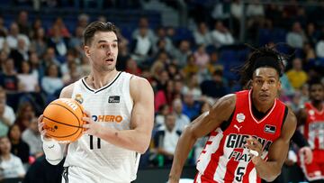 MADRID, 20/10/2024.- El alero croata del Real Madrid Mario Hezonja (i) se enfrenta al ala-pívot francés del Girona Yves Pons durante el partido de cuarta jornada de la Liga ACB (Liga Endesa) de baloncesto Real Madrid vs. Bàsquet Girona en el WiZink Center en Madrid este domingo. EFE/ Daniel González