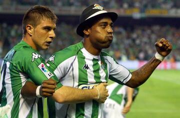 Robert celebra con Joaquín su gol en el derbi.