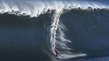 Surfista en la ola gigante The Right, en Australia.
