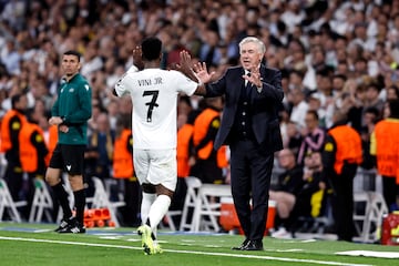 5-2. Vinicius celebra el quinto tanto que marca en el minuto 92 de partido. En la imagen, celebra con su entrenador, Carlo Ancelotti, el hat-trick.