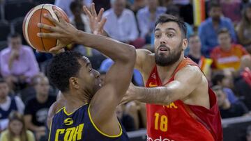 Pierre Oriola defiende a Cox durante el partido que enfrentó a España ante Venezuela.