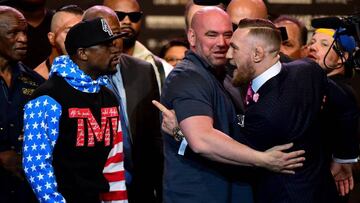 LOS ANGELES, CA - JULY 11: Dana White, President of the Ultimate Fighting Championship comes between Floyd Mayweather Jr. and Conor McGregor Floyd during the White Mayweather Jr. v Conor McGregor World Press Tour at Staples Center on July 11, 2017 in Los Angeles, California. Harry How/Getty Images/AFP
== FOR NEWSPAPERS, INTERNET, TELCOS & TELEVISION USE ONLY ==