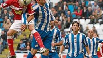 <b>MUCHA IGUALDAD. </b>Deportivo y Espanyol disputaron un partido muy igualado en todas las facetas en el que la mayor pegada de los gallegos desniveló el marcador.