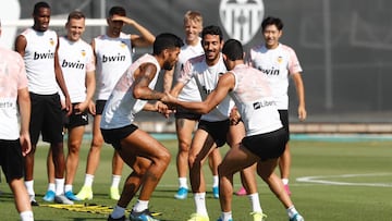 La plantilla del Valencia se ejericta en la Ciudad Deportiva de Paterna.
