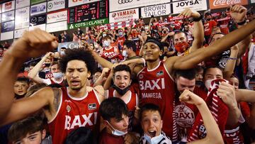 Bako y Moneke celebran con su afición la victoria el pasado mes de abril ante el UCAM Murcia.