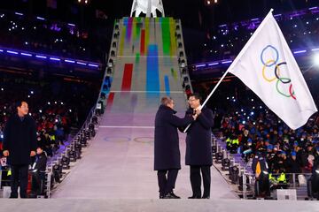 Futurista y colorida ceremonia de clausura de los Juegos Olímpicos de Invierno disputados en PyeongChang (Corea del Sur). En la foto, el Presidente del Comité Olímpico Internacional, Thomas Bach, entrega la bandera olímpica al alcalde de Pekín, Chen Jining, que acogerá los Juegos Olímpicos de Invierno de Beijing 2022.
 