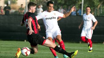 Ben Yedder regatea a un rival.