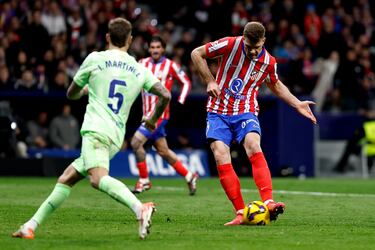 2-0. Conor Gallagher se adentra en el área del Barcelona y con un pase atrás, encuentra a Alexander Sörloth que dispara con la pierna izquierda para batir a Wojciech Szczesny.