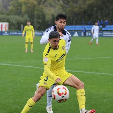 Imagen del Marbella-Villarreal B. Iker ?lvarez atrapa el baln,