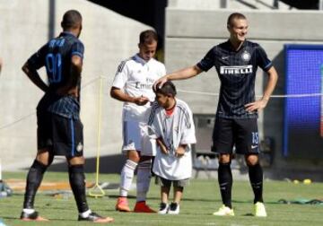 Lucas Vázquez firma un autógrafo a un niño que saltó al campo.