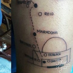 Un indio se tatúa en el brazo el "gol del siglo" de Maradona