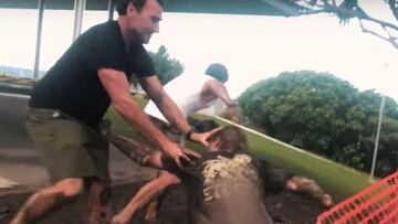 El campe&oacute;n del mundo de surf del 2012, Joel Parkinson, pele&aacute;ndose con un youtuber en una colina en la playa de Duranbah, en la Gold Coast (Australia), en marzo del 2022. Llenos de barro. 