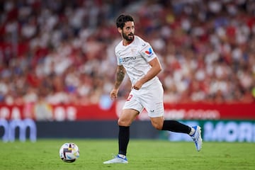 Tras conseguir 5 Champions en sus 9 temporadas en el Real Madrid. Isco acab車 contrato con el conjunto blanco y firm車 por el Sevilla en el verano de 2022. Su mala relaci車n con Monchi propici車 su final en el conjunto de Nervi車n en el mercado de fichajes de invierno de 2023.
