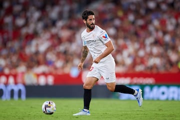 Tras conseguir 5 Champions en sus 9 temporadas en el Real Madrid. Isco acabó contrato con el conjunto blanco y firmó por el Sevilla en el verano de 2022. Su mala relación con Monchi propició su final en el conjunto de Nervión en el mercado de fichajes de invierno de 2023.