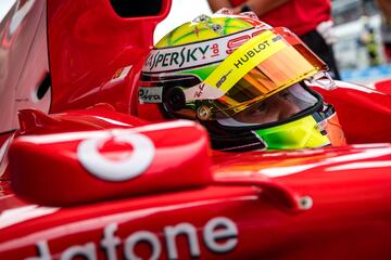 Mick Schumacher conduce el Ferrari F2004 de su padre