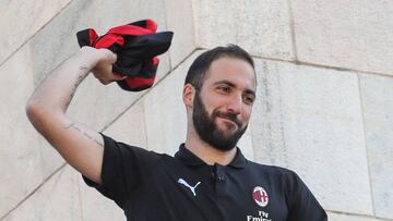 Higuaín saluda desde un balcón a la afición milanista.