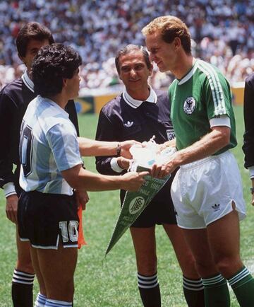 Rummenigge y Maradona, las dos grandes estrellas del torneo, eran adem¨¢s los capitanes de las finalistas. El alem¨¢n ya era una leyenda que hab¨ªa ganado dos Balones de Oro, galard¨®n al que no pod¨ªa aspirar el argentino por no ser europeo. Aun as¨ª, nadie dudaba qui¨¦n era el mejor en ese momento. El brasile?o Romualdo Arppi Filho, dirigi¨® el encuentro.