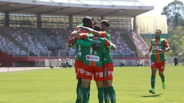 El jugador de Cobresal, Gastón Lezcano, celebra su gol contra Curicó Unido durante el partido de Primera División jugado en el estadio La Granja.