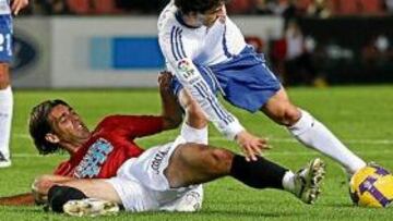 <b>LUCHA Y FUERZA. </b>Nàstic y Zaragoza hicieron un despliegue de fuerzas impresionante en el Nou Estadi, aunque nadie pudo anotar.