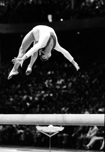 Olga Korbut, en la barra de equilibrios, la primera en ejecutar un mortal.