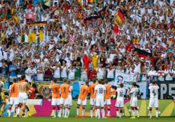 Los jugadores alemanes saludan a sus seguidores tras ganar 4-0 a Portugal. 